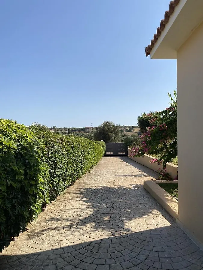 House With Garden In Peratata - 10' From City Center